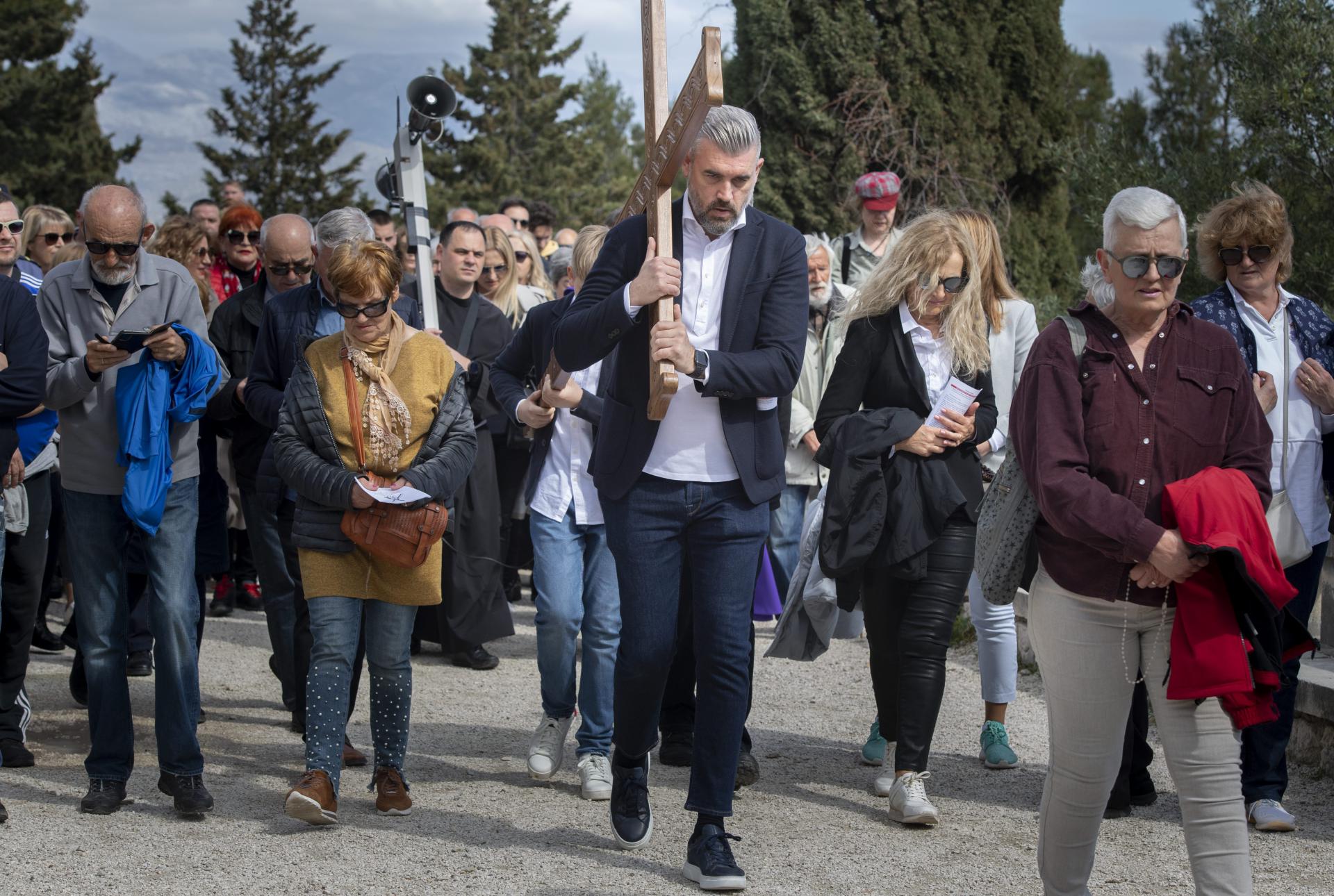 Slobodna Dalmacija Mnoštvo vjernika na križnom putu Od Gospe do