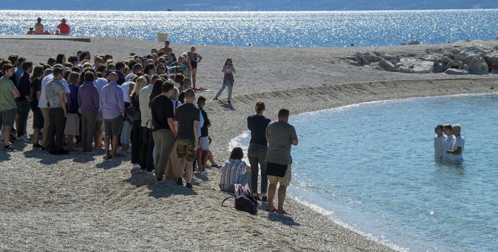 Slobodna Dalmacija Splitski Su Se Protestanti Danas Krstili U Moru