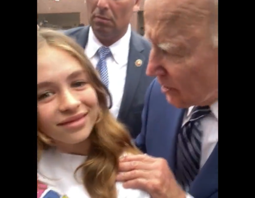 Slobodna Dalmacija Biden ponovno pipka približio se djevojci s