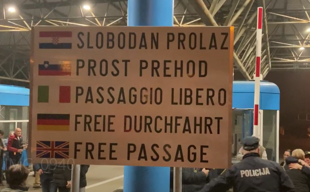 Slobodna Dalmacija - Podigla se rampa! Hrvatska je ušla u Schengen, pogledajte atmosferu na graničnom prijelazu, obilježilo se simbolično... Evo kako su zadnji putnici pozdravili policajce