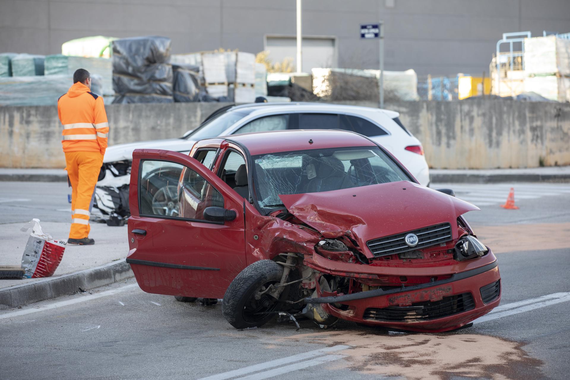 Slobodna Dalmacija Teška prometna nesreća u Dugoplju auto totalno