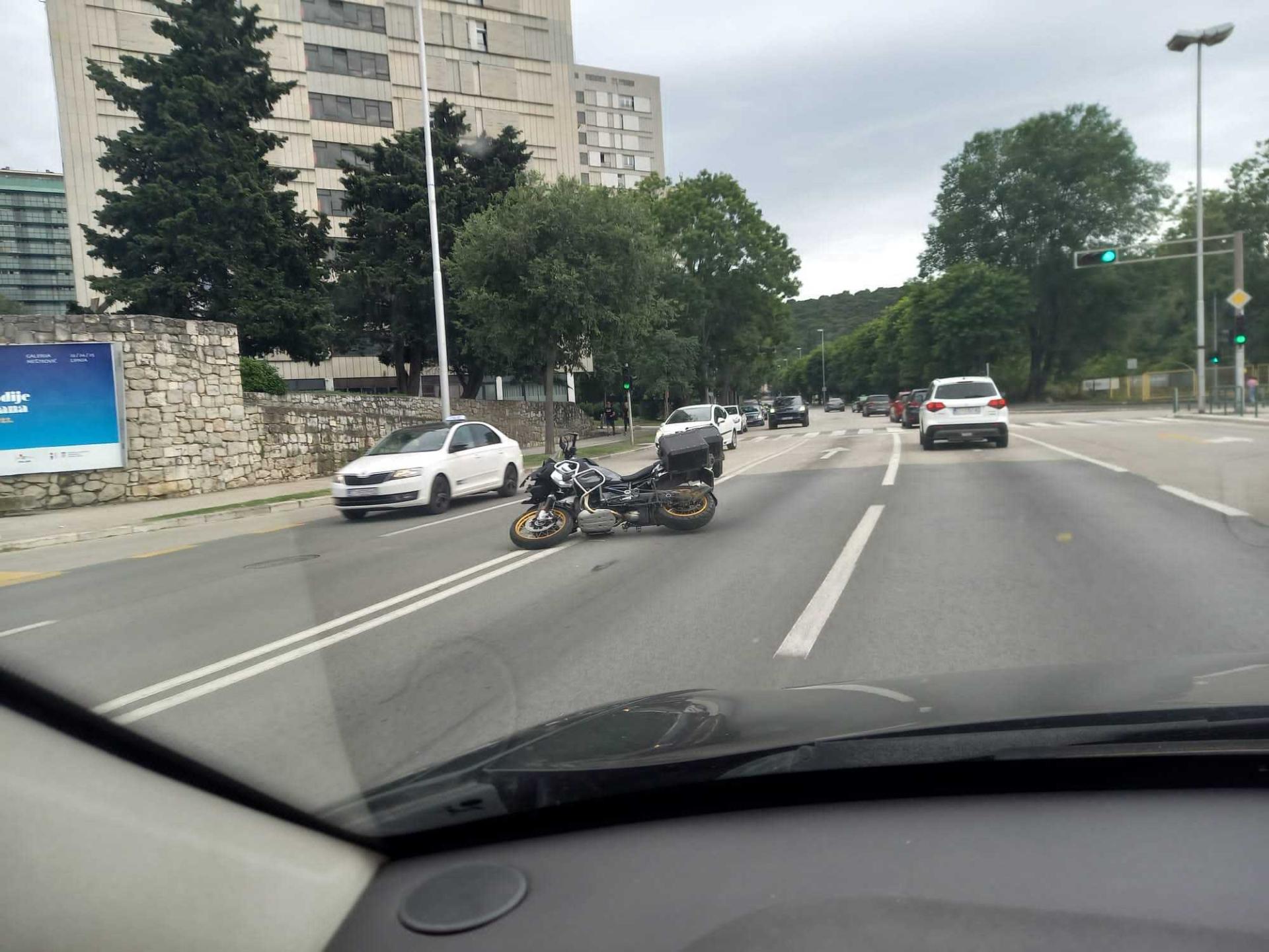 Slobodna Dalmacija Sudar Osobnog Vozila I Motocikla Nedaleko Od