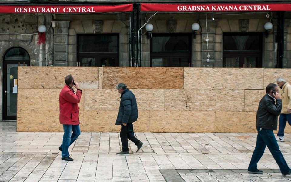 Hotel 'Central' dan poslije: prolaznici s nevjericom pogledavaju prema potkrovlju Milan ŠabiĆ/eph