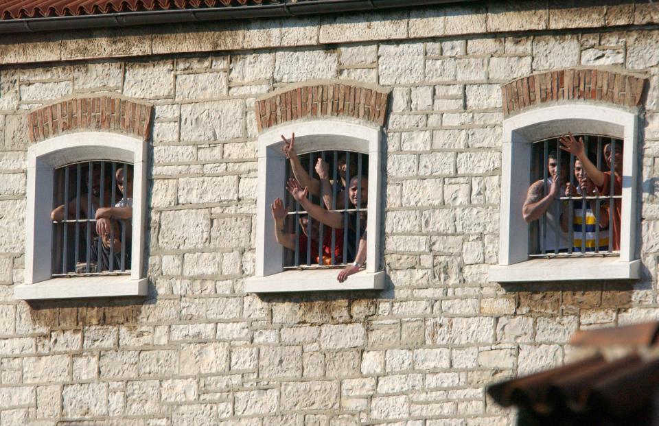 Pula, 050506. Pulski zatvor. Zatvorenici na prozorima. Foto: Goran Sebelic/CROPIX