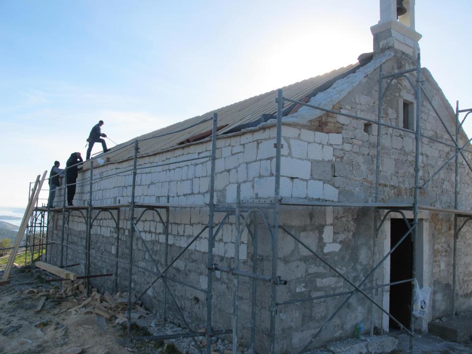 Obnova krova crkve Gospe od Sniga na brdu Drid u Marini