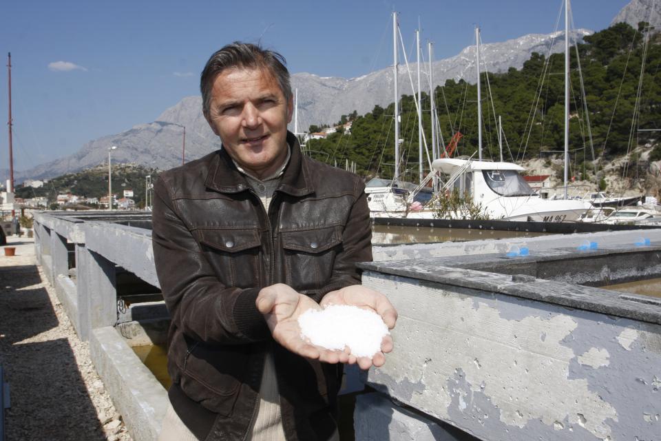 Makarski Ivan Šimić sa solju iz svoje vjetroelektrane za koju je dobio Zlatnu kunu IVO RAVLIĆ/EPH