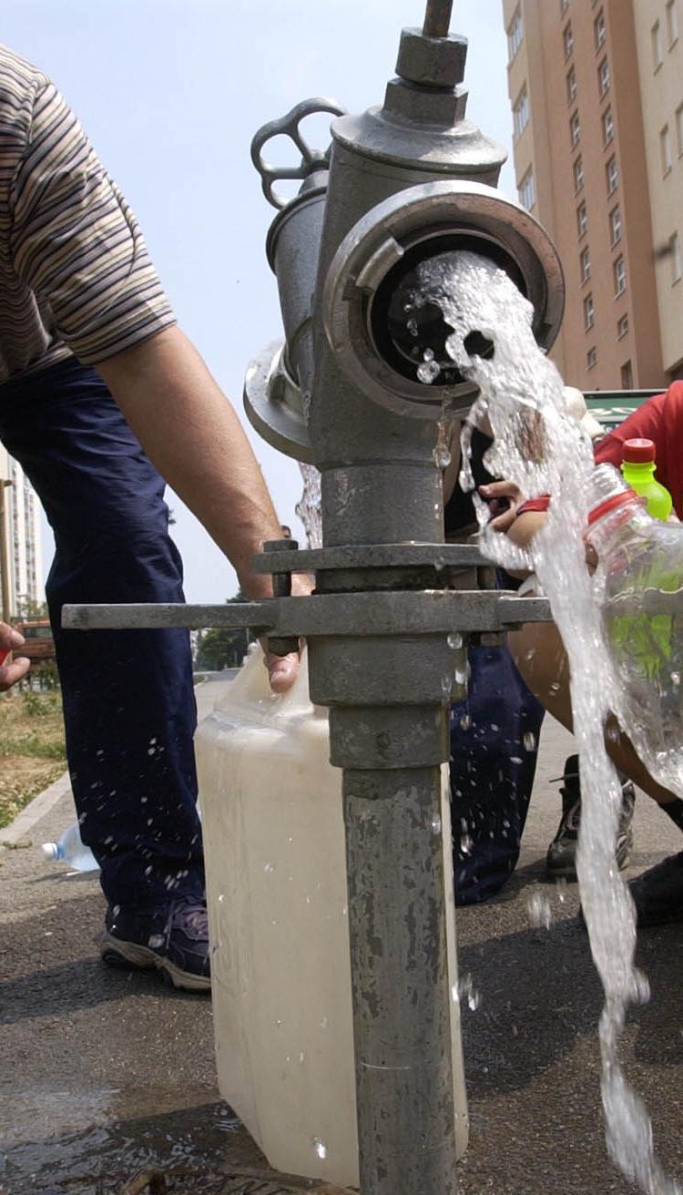 Spli,10.06.2003. gradska gradjani uzimaju vodu na hidrantu u Dubrovackoj ulici Foto Bozo VUKICEVIC