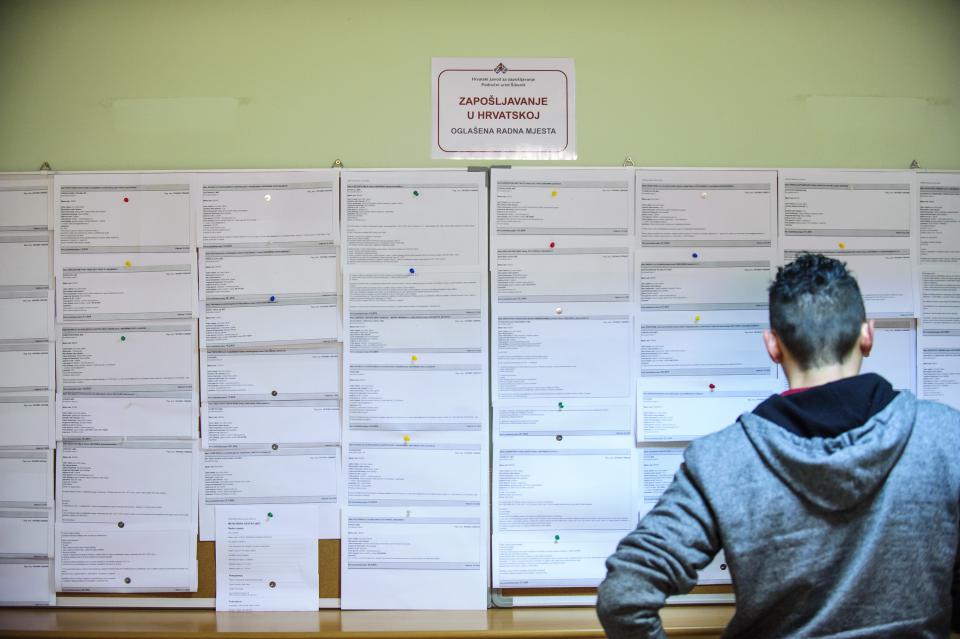 Sibenik, 260116. Nezaposleni u potrazi za radnim mjestom, poslom gledaju oglase za posao u podrucnom uredu HZZ u Sibeniku. Foto: Niksa Stipanicev/CROPIX