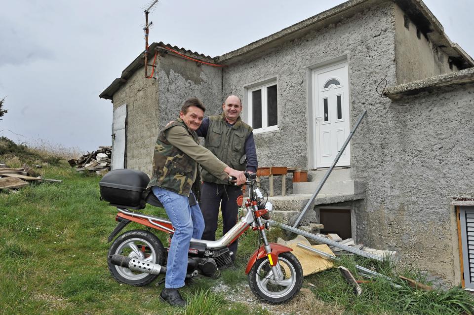 Branislav Despotušić i Damir Kulišić ispred kućice u Tugarima