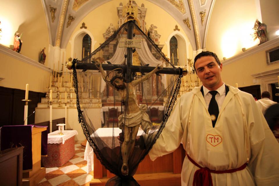 Toni Milatić s Raspelom u jelšanskoj župnoj crkvi Uznesenja Marijina na nebo