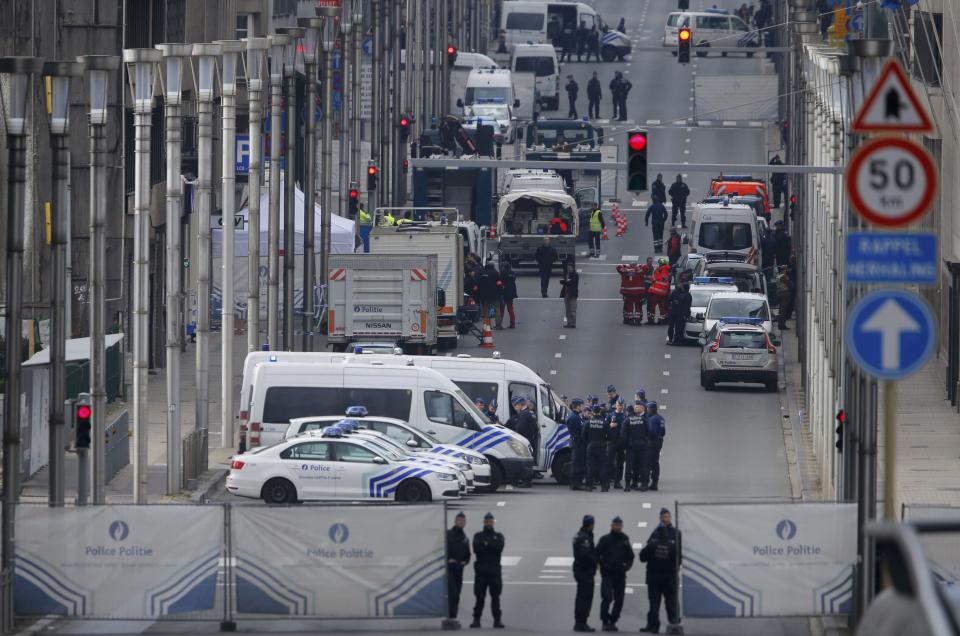 Belgian police and emergency personnel secure the Rue de la Loi following an explosion in Maalbeek metro station in Brussels, Belgium, March 22, 2016. REUTERS/Vincent Kessler