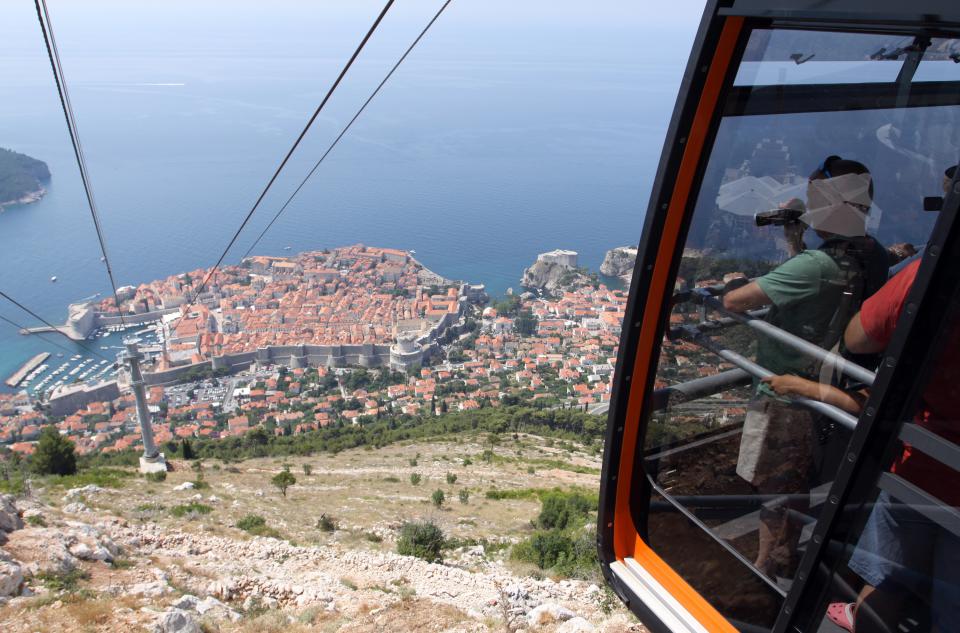 Dubrovnik, 130711. Za samo godinu dana zicara za Srdj postala je jedna od tri najpopularnije gradske atrakcije koje svakodnevno posjeti na stotine turista. Novost ove godine su nocne voznje jer je zicara produzila rad do ponoci. Foto: Zoran Kusalo/CROPIX