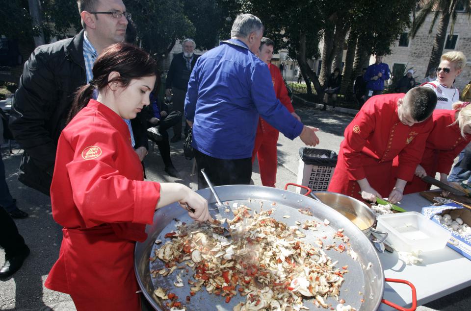 Split, 280315. U Supetru se odrzava deseti kulinarski festival Biser mora. Na supetarskoj rivi odrzano je revijalno natjecanje u kojemu su ekipe ocjenjivali novinari. Foto: Jakov Prkic/CROPIX