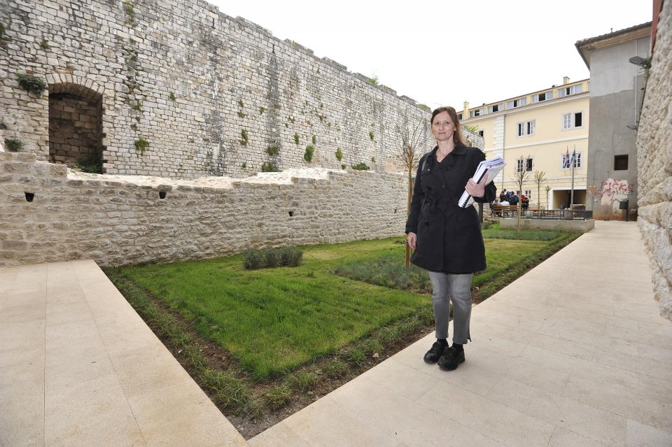 Zadar, 080416. Na fotografiji: zadarska konzervatorica Barbara Peranic snimljena na novouredjenom Prolazu Cara Augusta. Foto: Luka Gerlanc/CROPIX