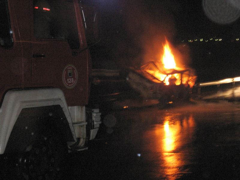 Zapaljeno vozilo - foto Zeda