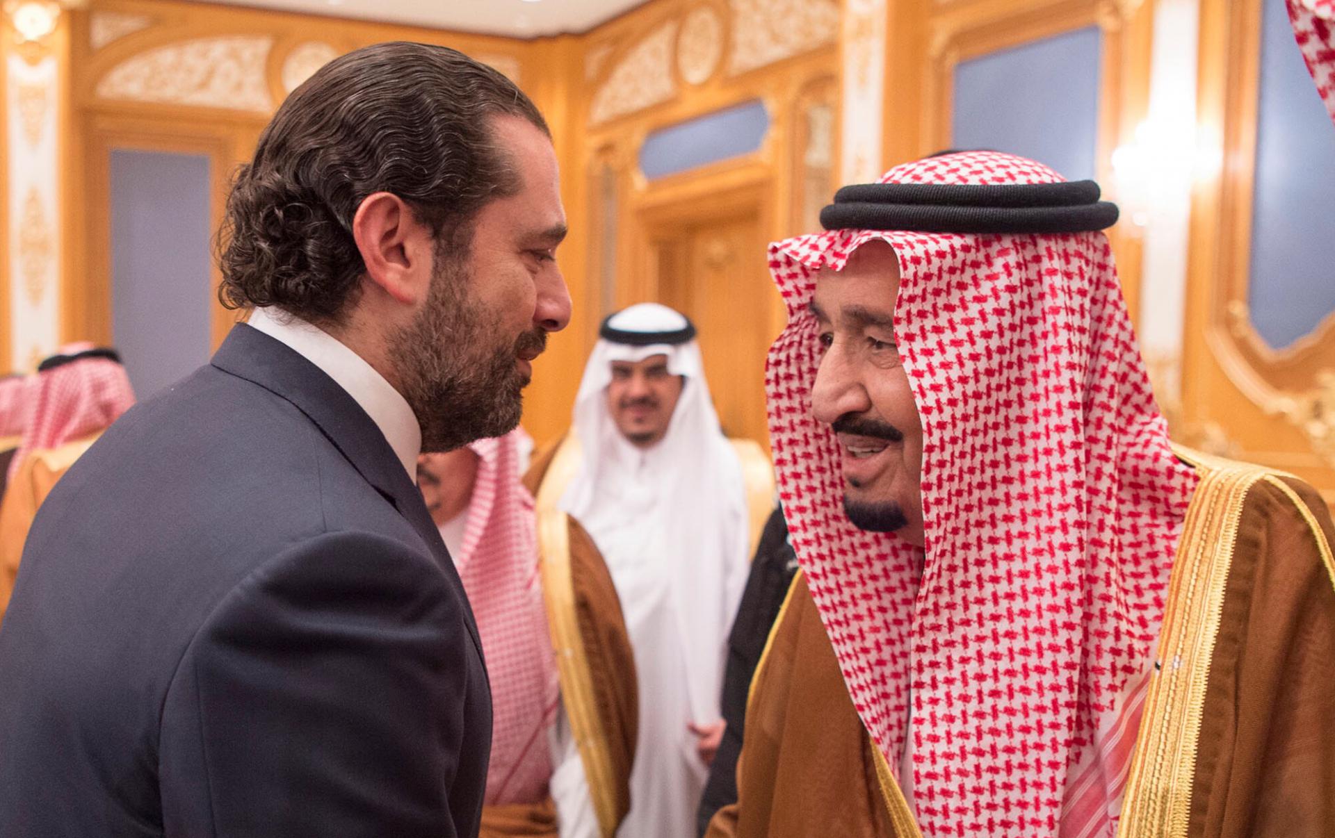 Libanonski premijer Saad al-Hariri se rukuje s kraljem Salmanom