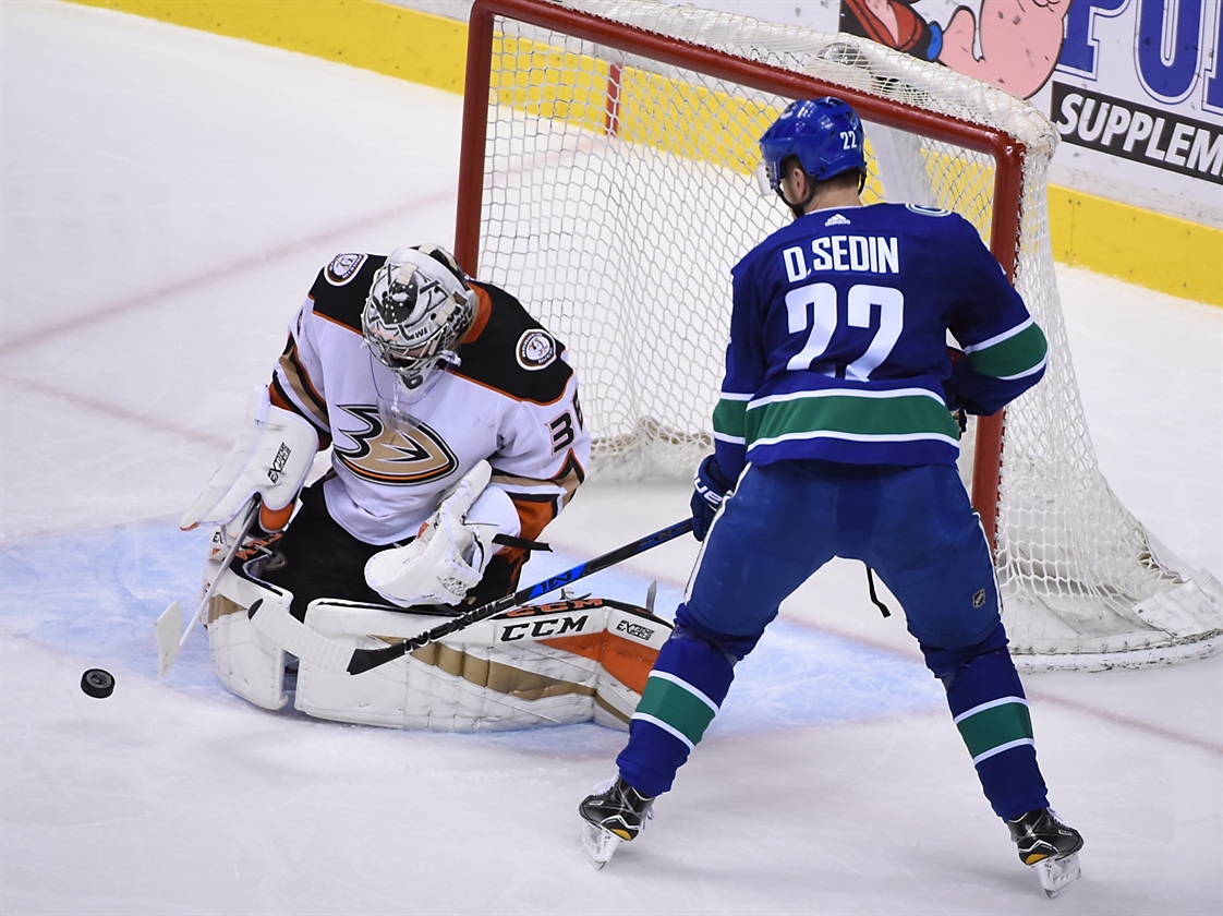 2018-03-28T040233Z_345054257_NOCID_RTRMADP_3_NHL-ANAHEIM-DUCKS-AT-VANCOUVER-CANUCKS