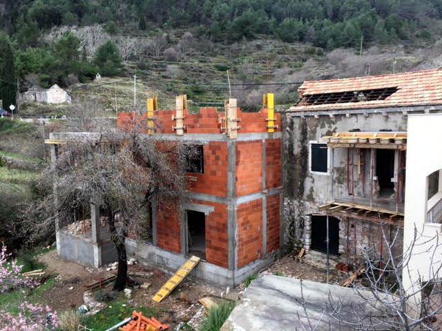 'Građevina je strano tijelo u području pod preventivnom zaštitom, a zaklanja osunčanje mojeg i susjednih vrtova', kaže Katičić