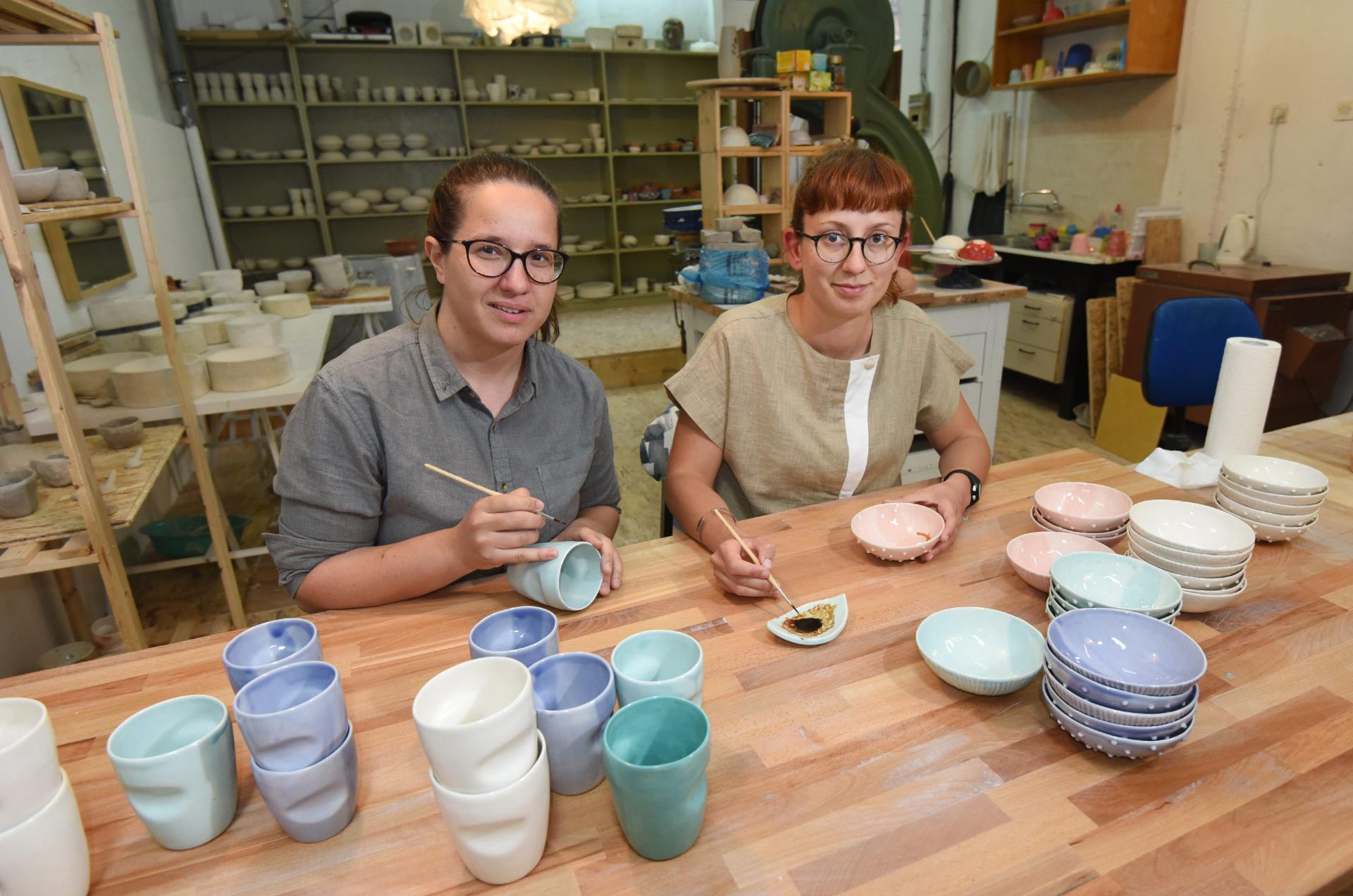 Djevojke su u poslu izrade keramike podjeljene, Zdenka više izrađuje na ločarskom kolu, dok se Martina opredijelila za ručno modeliranje i oslikavanje.