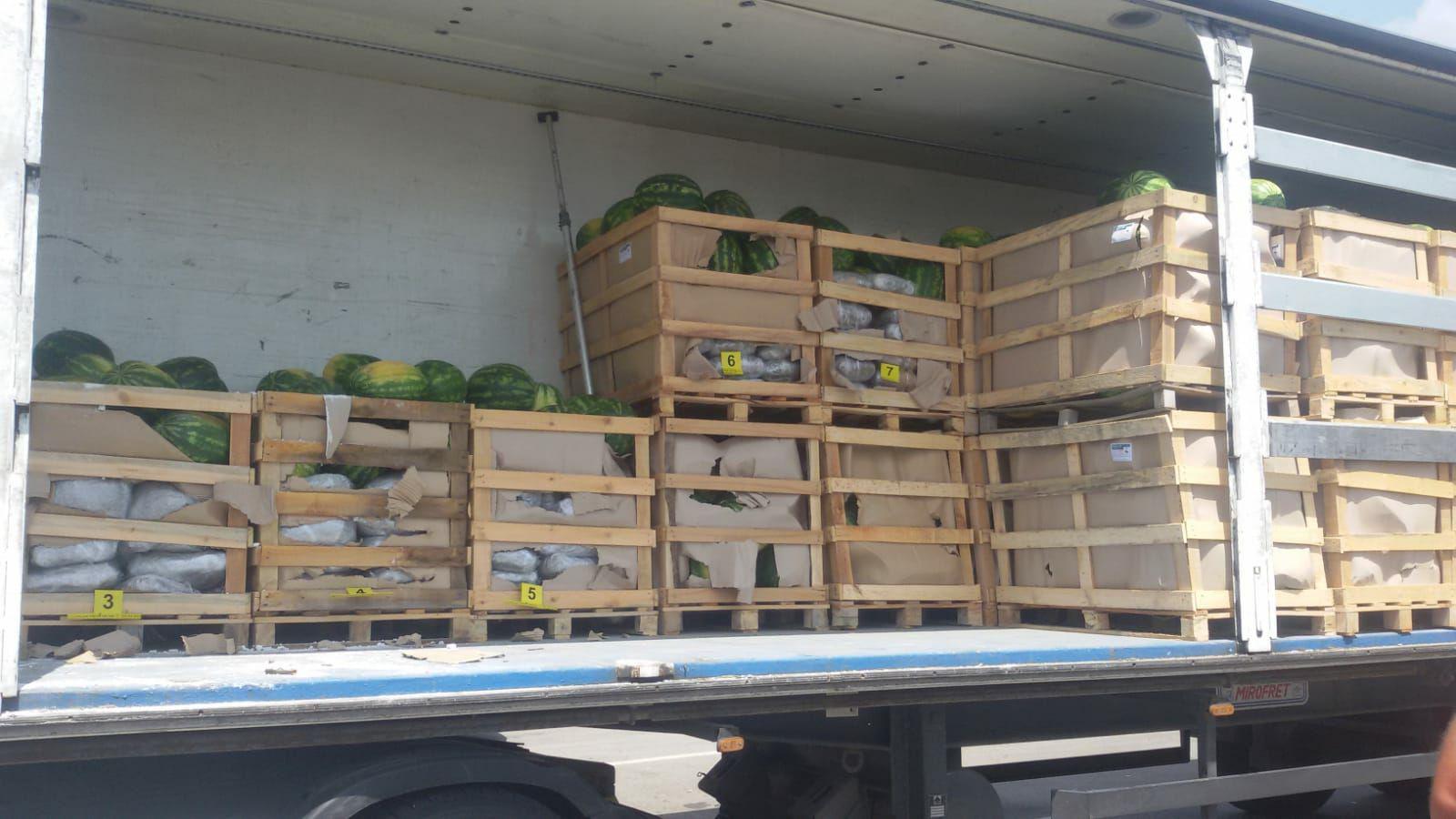Uhićen Crnogorac koji je u kamionu s lubenicama prevozio 422 kilograma marihuane