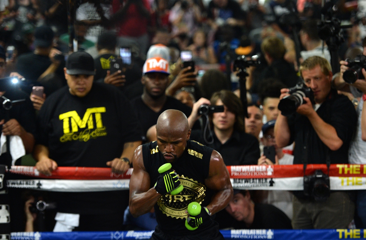 2017-08-11T024303Z_230086685_NOCID_RTRMADP_3_BOXING-MAYWEATHER-MEDIA-WORKOUT