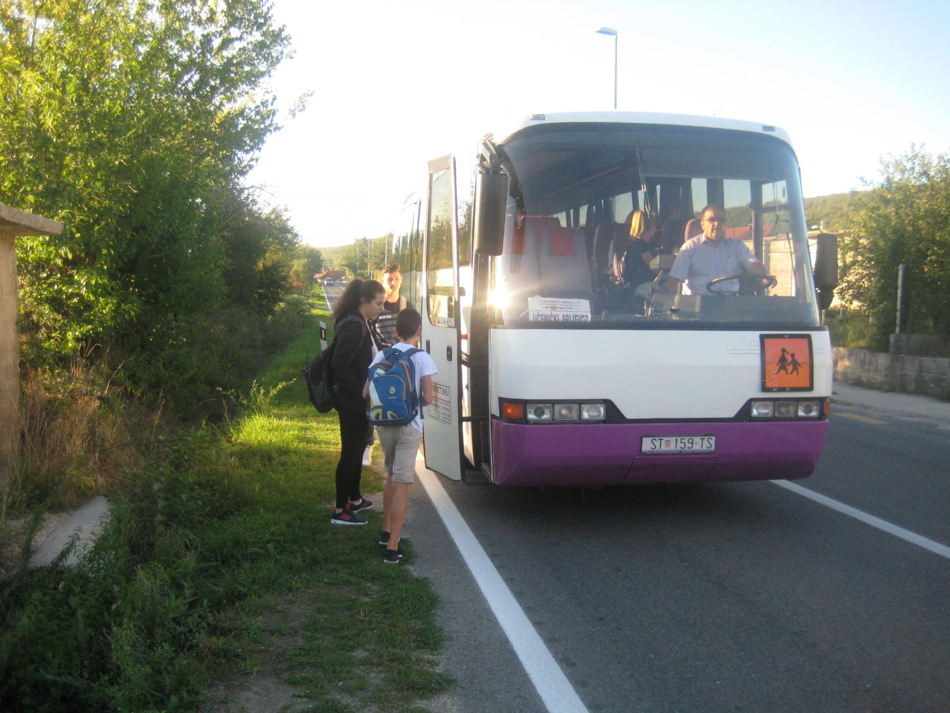Učenici dočekuju autobus na otvorenoj cesti