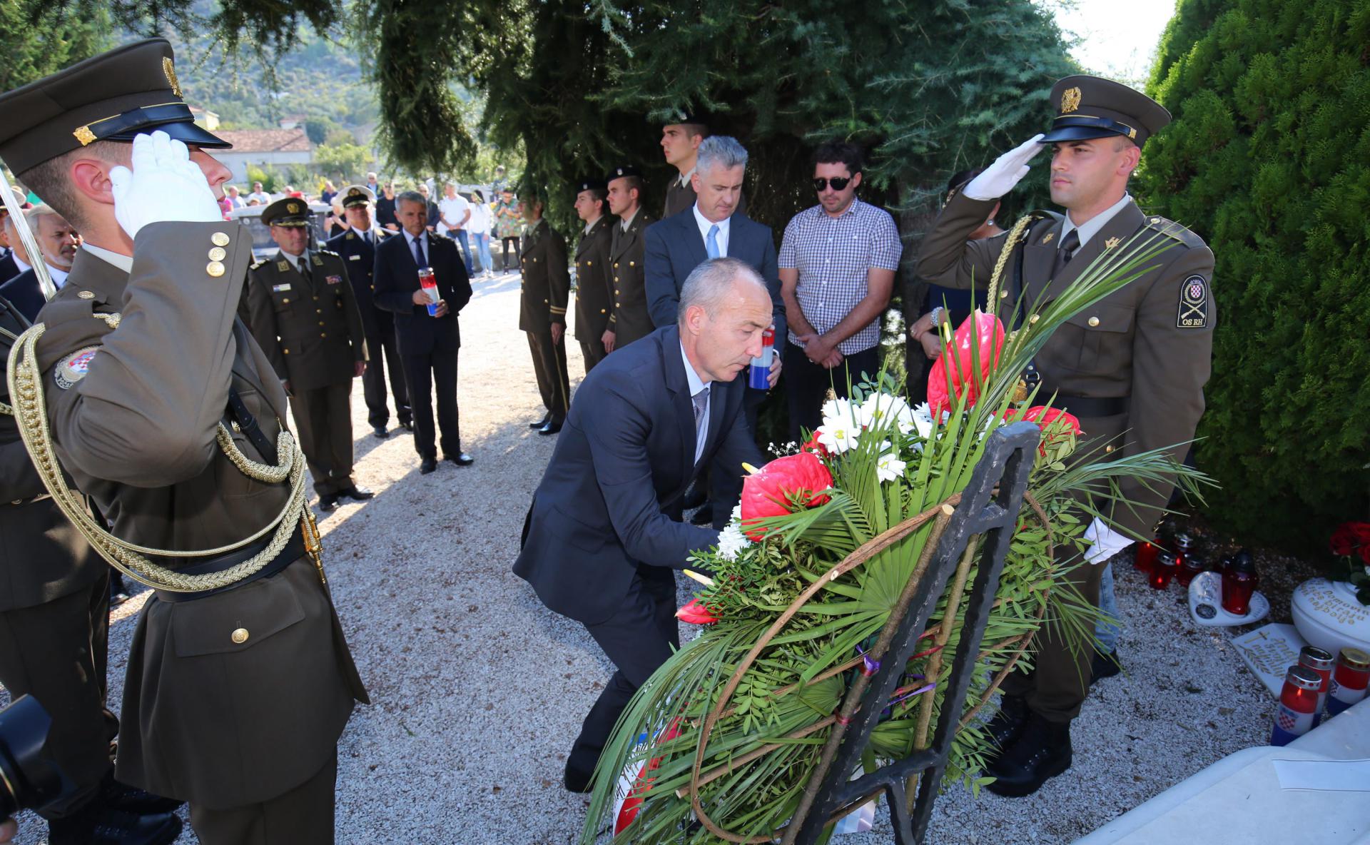 Ministar obrane Damir Krstičević položio je vijenac na posljednje Matijaševo počivalište