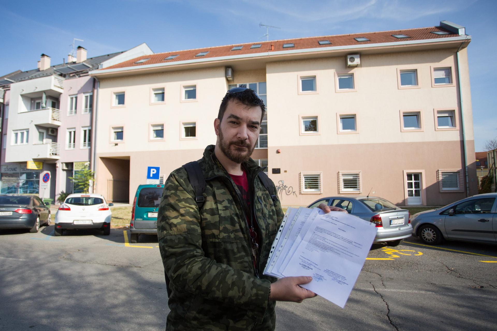 Bojan Letić ispred Centra za socijalnu skrb u Osijeku u kojem mu pravnica kaže da oca smjesti u starački dom, za koji nema novca 