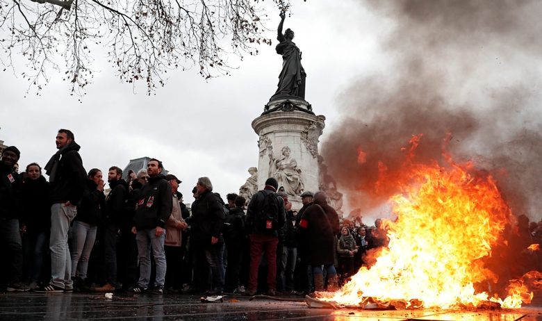2018-12-07T121200Z_521656195_RC1730656A20_RTRMADP_3_FRANCE-PROTESTS-STUDENTS