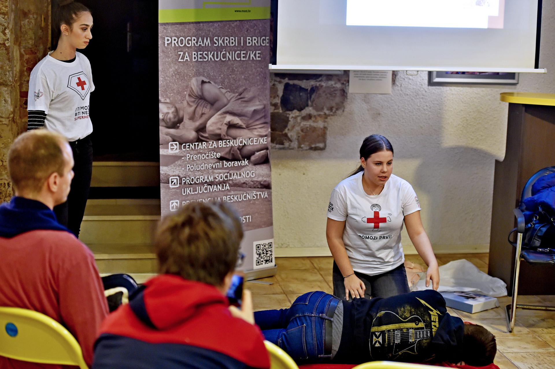 Volonterke Manal Nasser i Anisija Banović demonstriraju pružanje pomoći pijanoj osobi