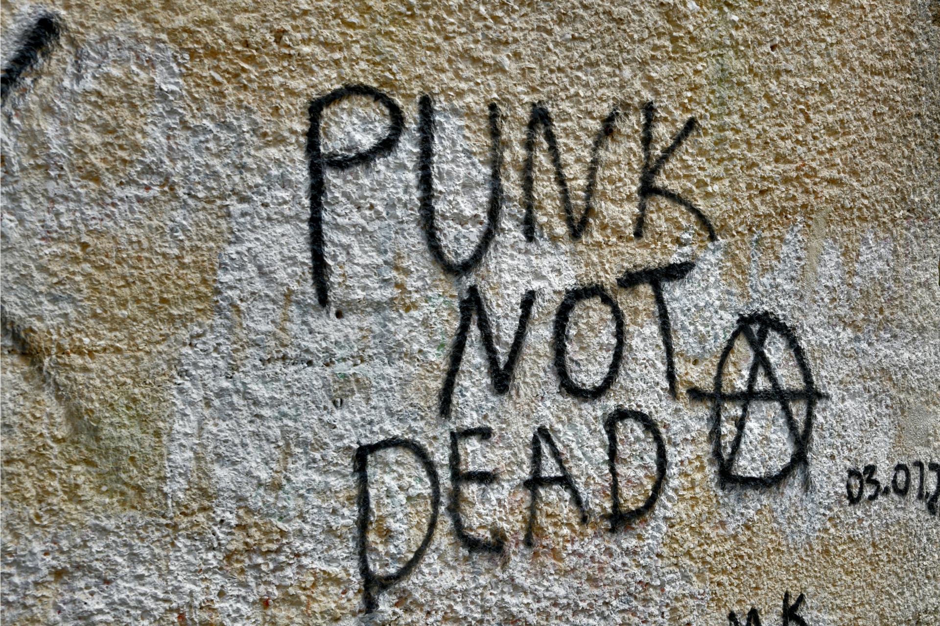 Frki je na zidu HNK napisao 'Punk is not dead'