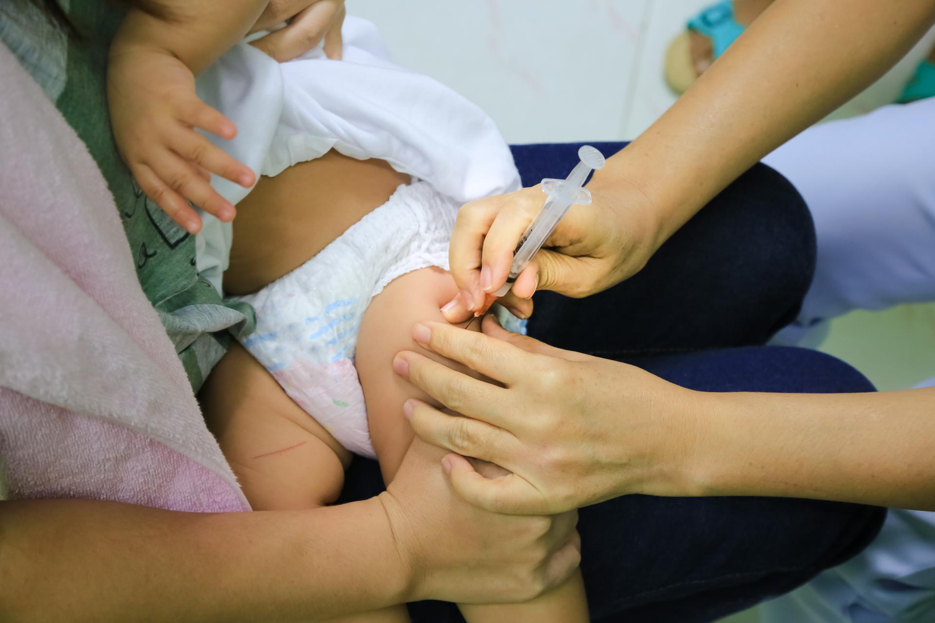 Вакцинация детей в бедро