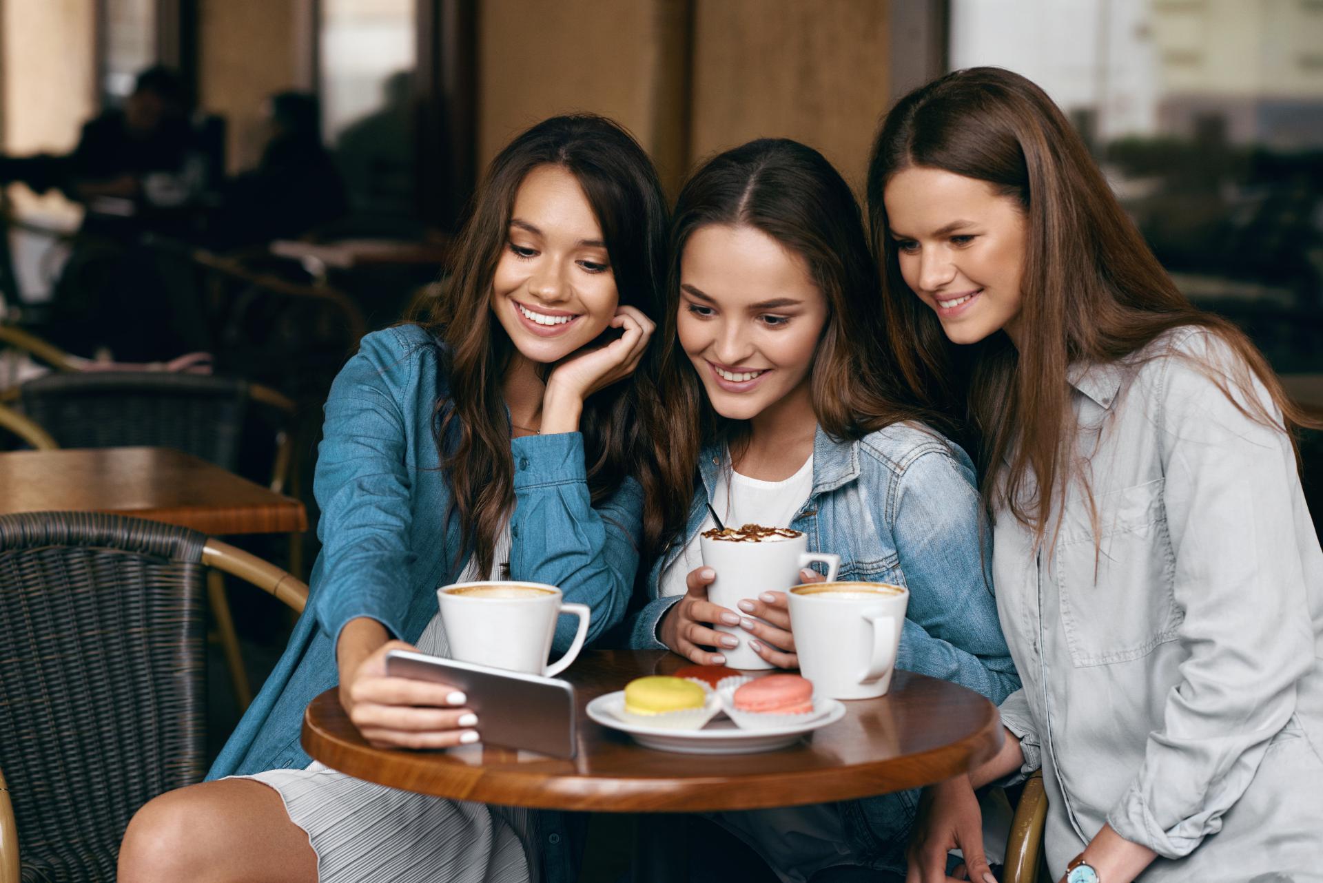 Три девушки в кафе