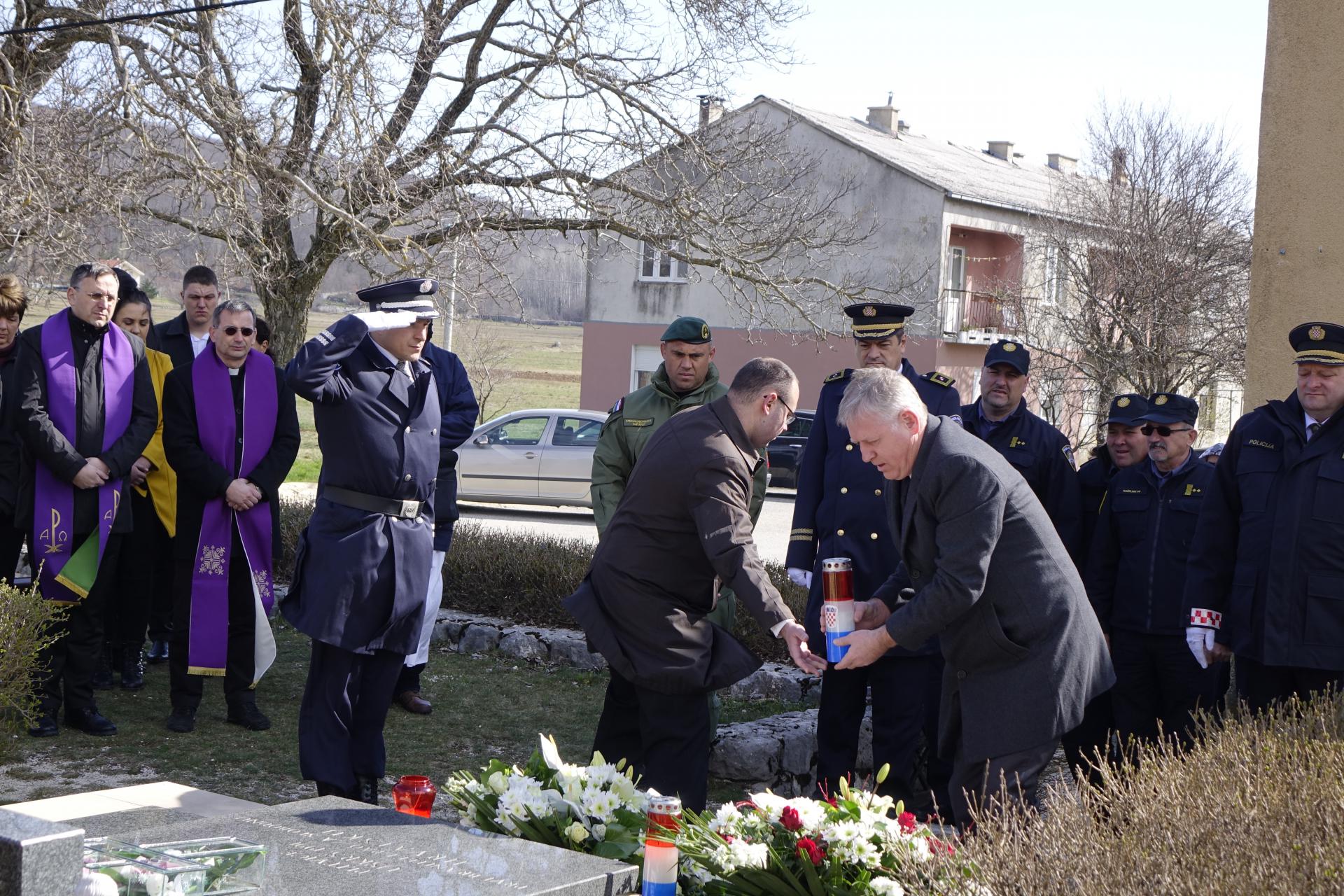 Izaslanik ministra Božinovića, državni tajnik u MUP-u Žarko Katić polaže vijenac na grob Josipa Jovića
