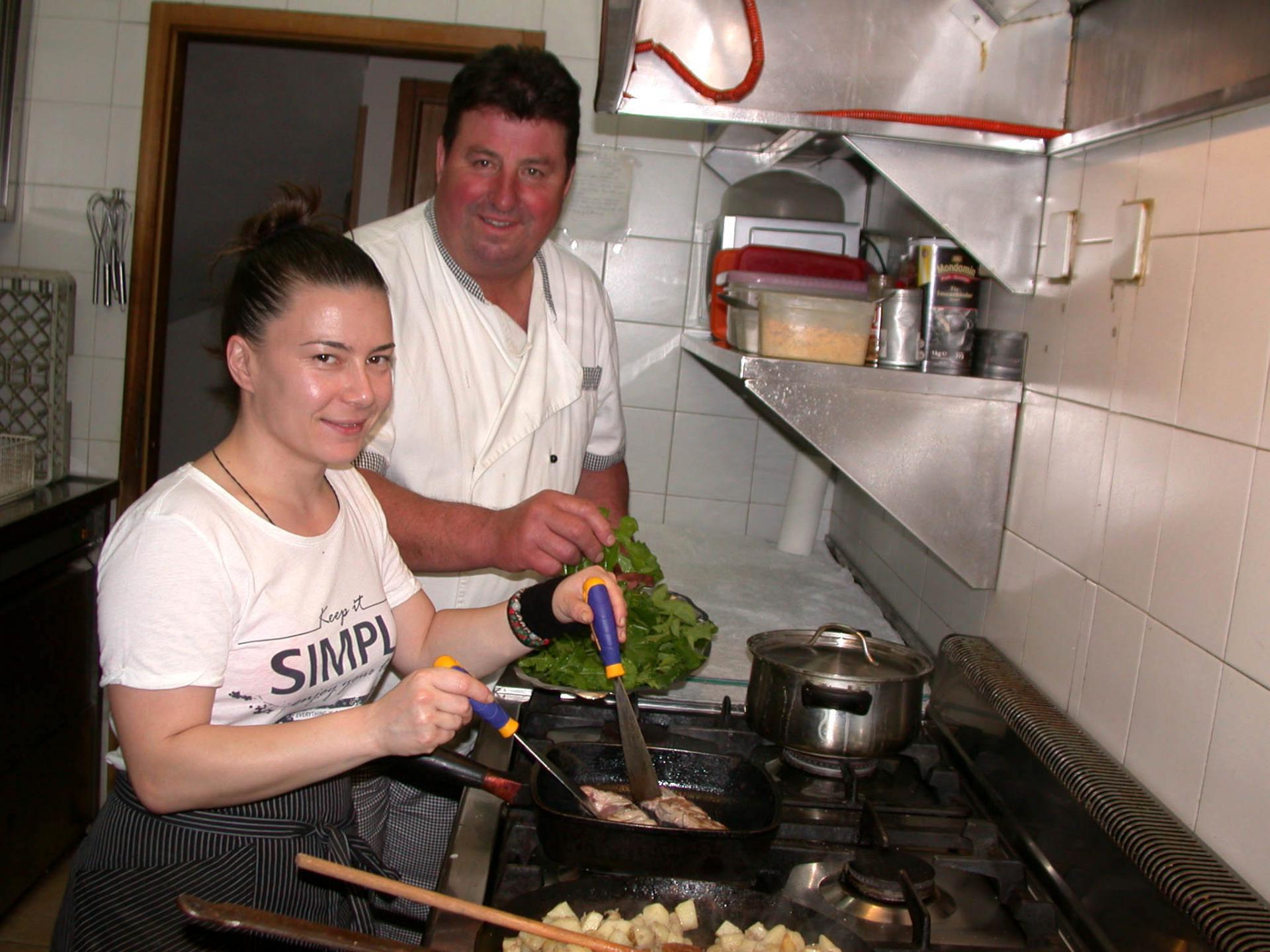 Tijana Nišavić na radnom mjestu u restoranu 'Murvica' u Jelsi, pored nje je vlasnik restorana Đorđan Gurdulić
