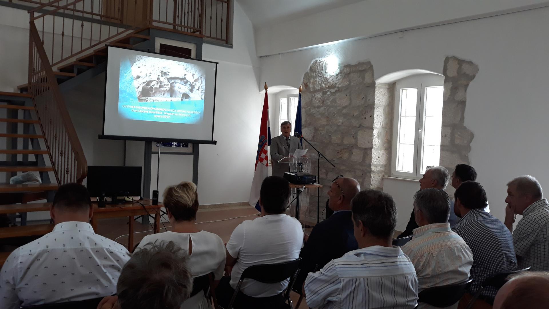 Nenad Kuščević, predsjednik Općinskog vijeća, održao je prezentaciju o uspjesima svojeg sina Lovre, donedavnog ministra
