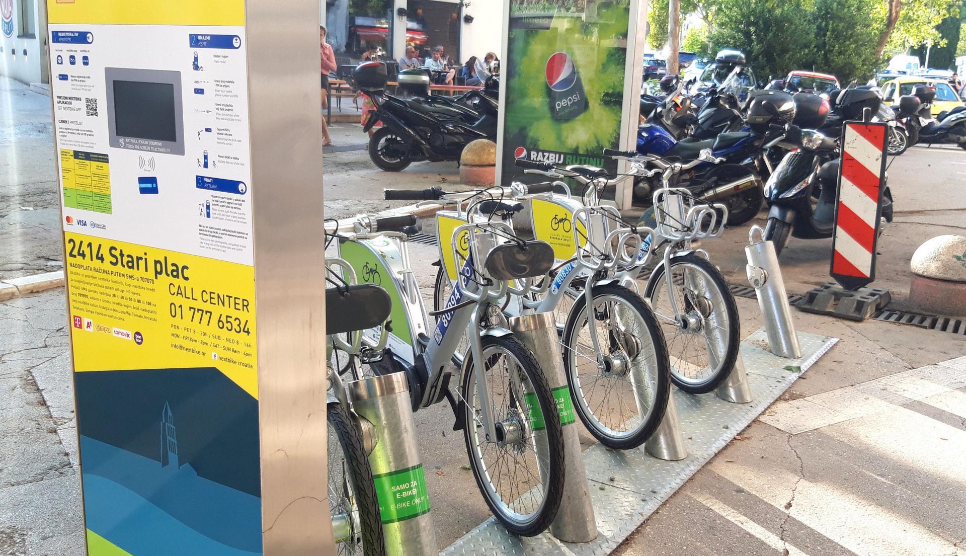 I na parkiralištu kod Starog placa u Zrinsko Frankopanskoj ulici započeo je s radom sustav javnih bicikala Split