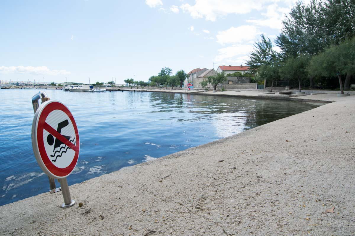 Slobodna Dalmacija - Kaštelani ostali na suhome: na popularnoj plaži zabranjeno kupanje!; No, ta lokacija nije jedina na kojoj je more onečišćeno
