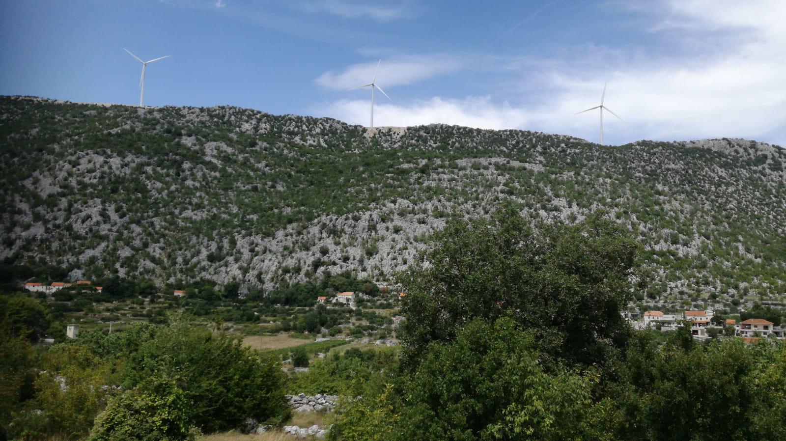 Vjetroelektrana Kom-Orjak-Greda iznad mjesta Seoca