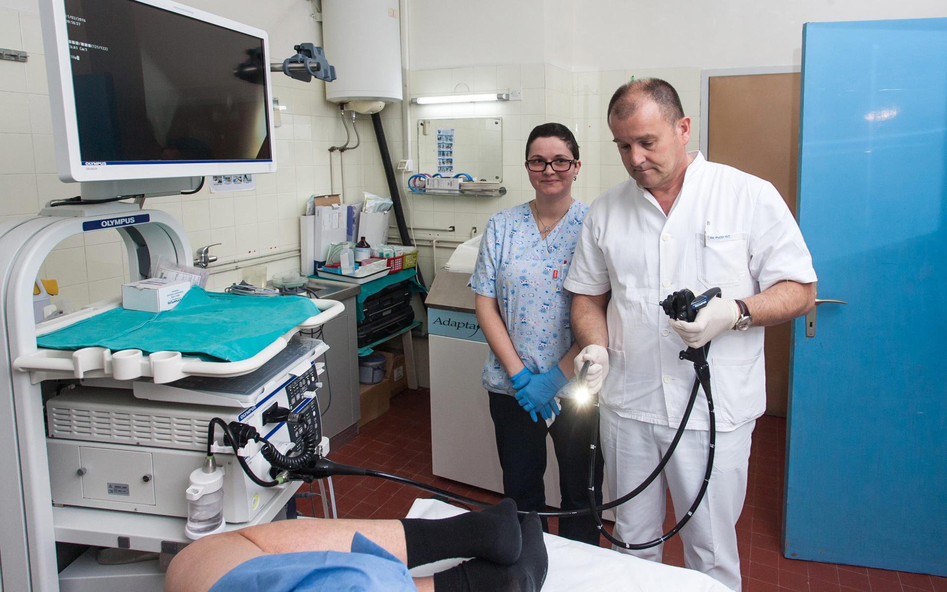 Splitski gastroenterolog doc. dr. sc. Željko Puljić i medicinska sestra s uređajem za kolonoskopiju