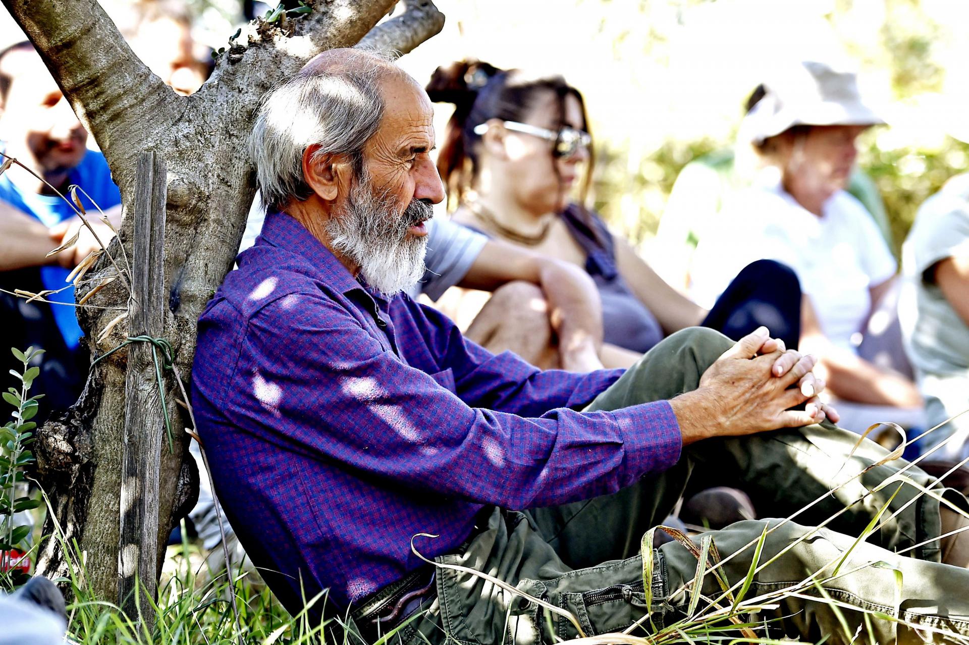 Grčki poljoprivredni guru sa svojim učenicima u vrtu na Duilovu