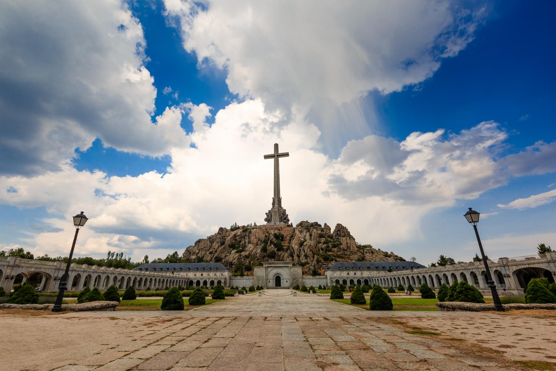 Monumentalni križ i crkva u kamenu gdje je pokopan španjolski diktator Franco
