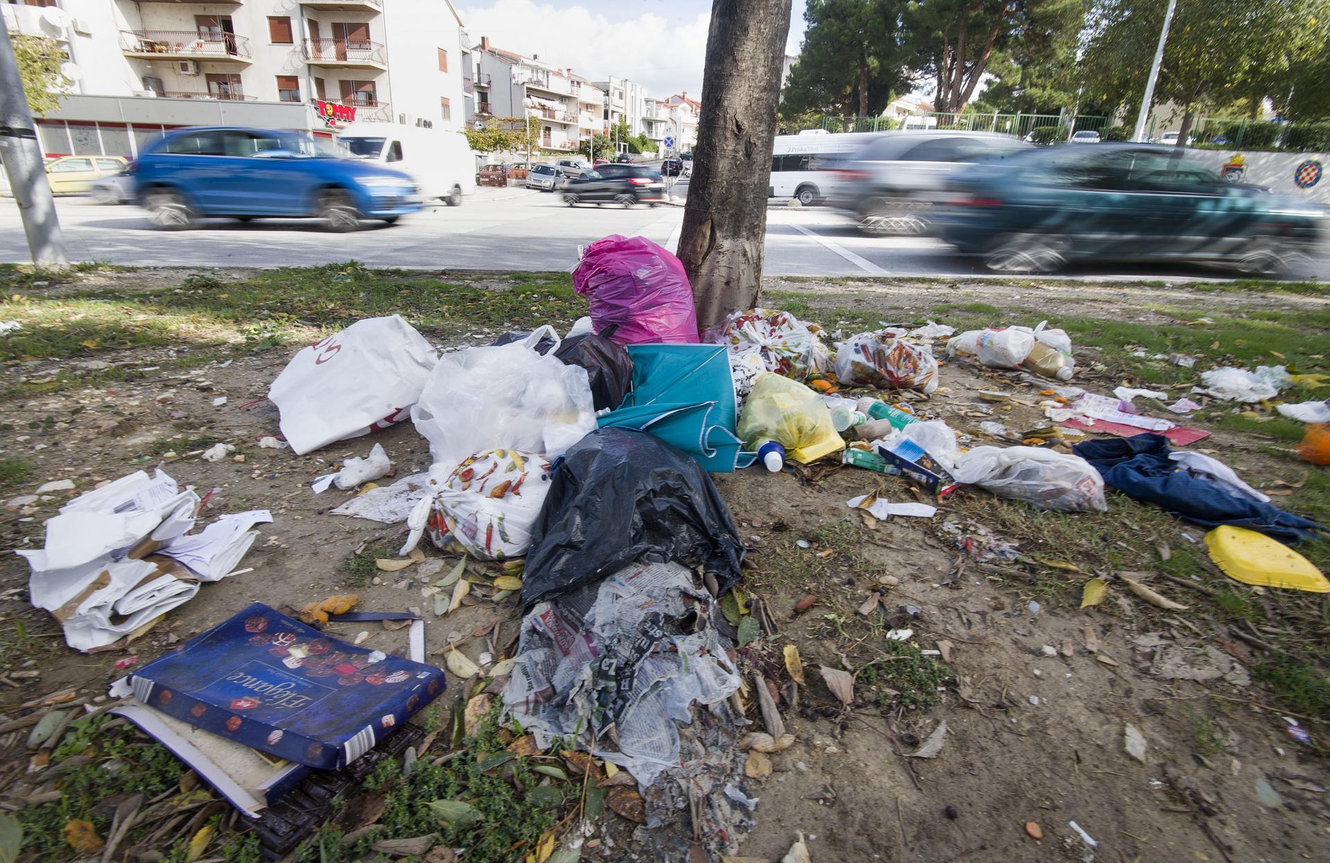 Splićani jure ili mirno prolaze uz gomile otpada na ulicama, više i ne primjećuju u kojoj šporkici žive