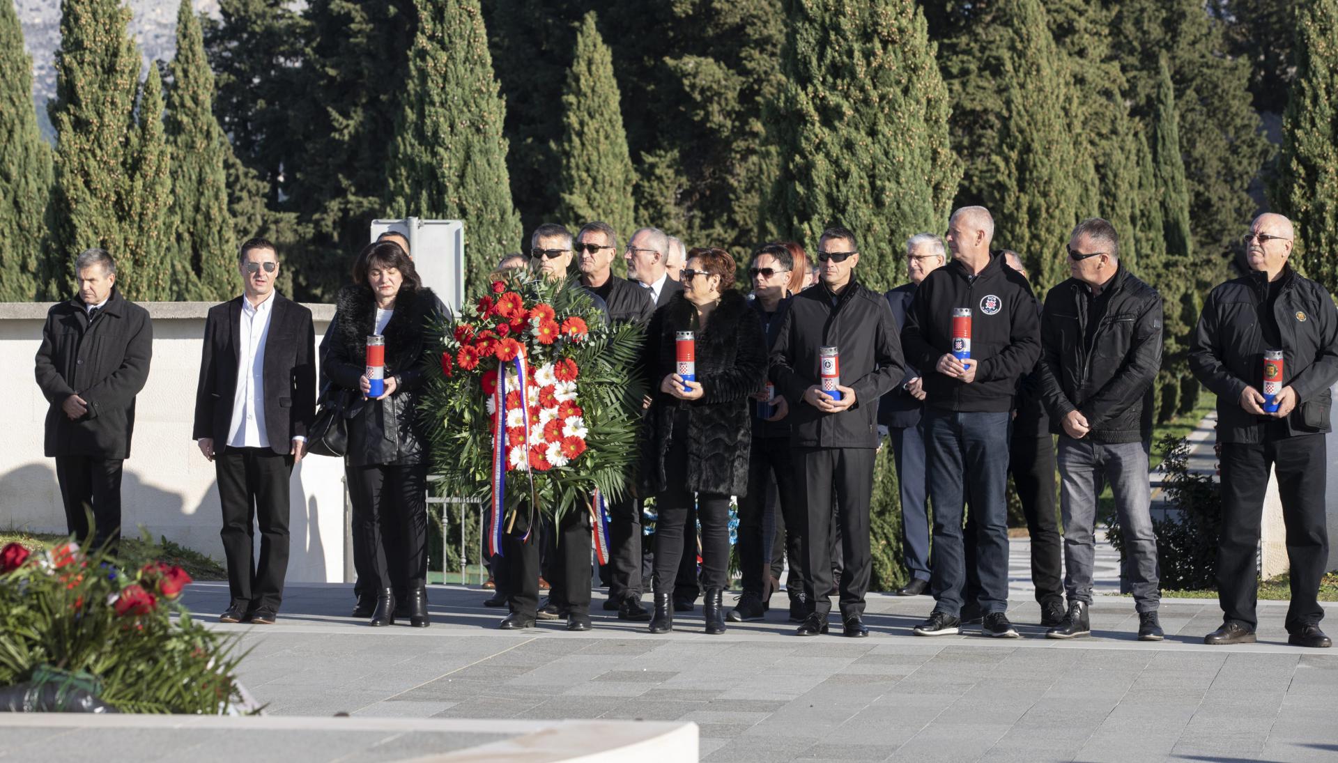 Polaganje vijenaca na braniteljskom groblju na Lovrincu u čast dviju brigada