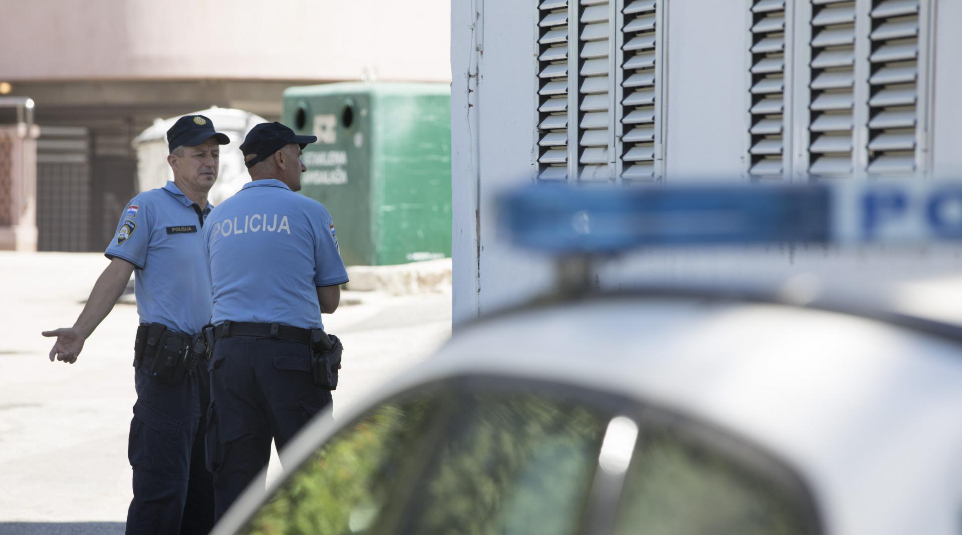 Policija ispred zgrade u kojoj je živio Željko Melvan