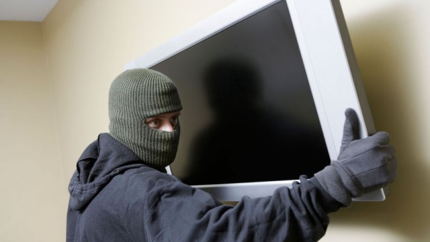 Lopov-kradljivac-provalnik-kradja-televizora-620x350