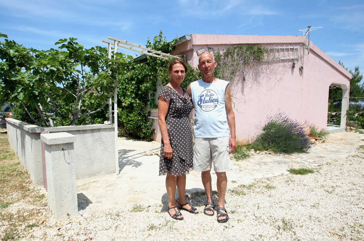Erna i Ernst Schumacher ispred kuće na Viru