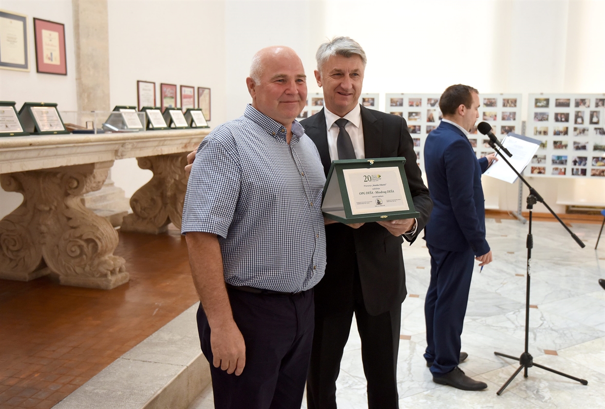 Zadarski župan Božidar Longin uručio je nagradu maslinaru Miodragu Deši 
