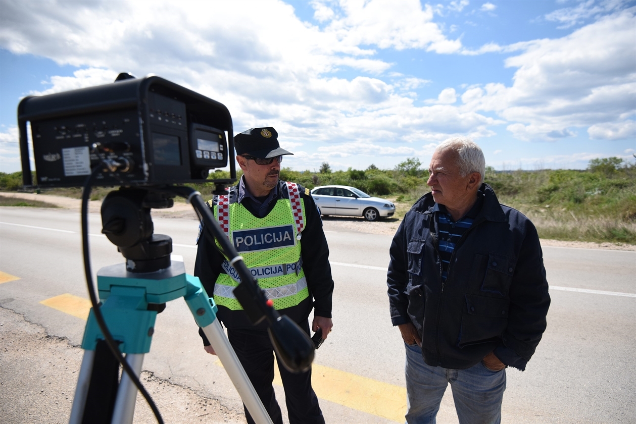 Bivši načelnik Prometne policije u Zadru Ivica Rumora kontrolira brznu prometa.