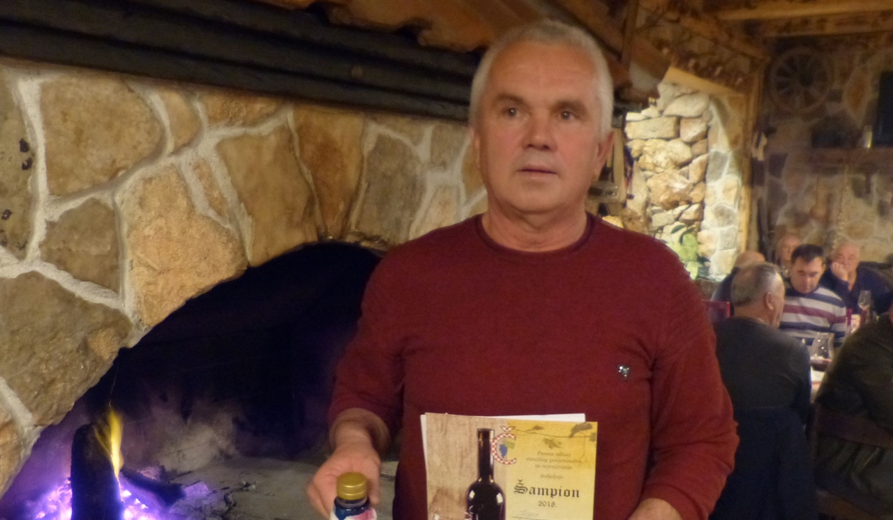 Jozo Svalina proizveo je vino iz prošlogodišnje berbe koje je ponijelo titulu čaporskog šampiona